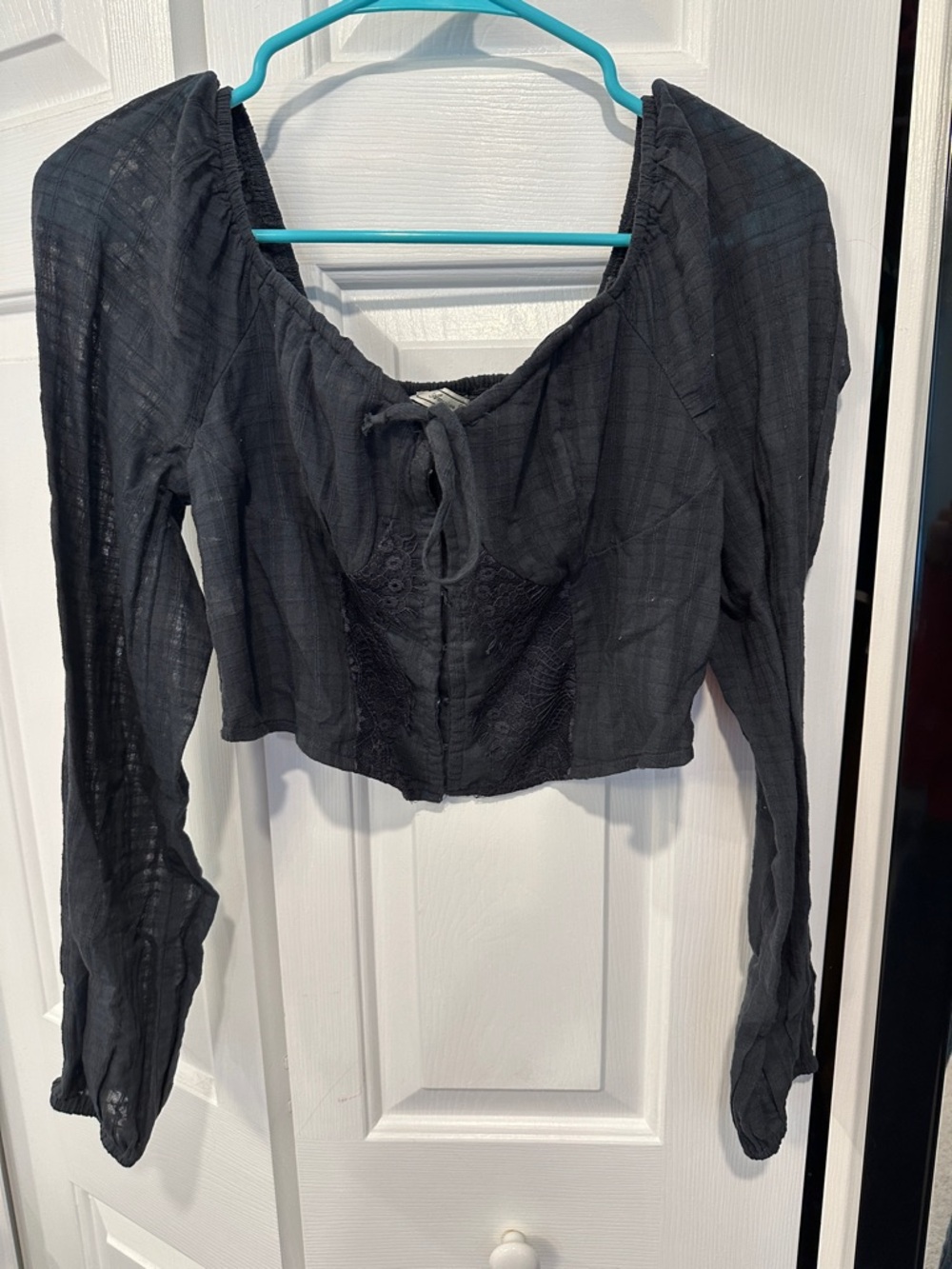 American Eagle Outfitters Black Long-Sleeve Cropped Tie-Front Top